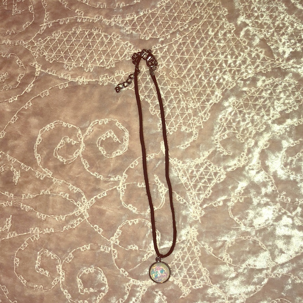 Iridescent pearl choker